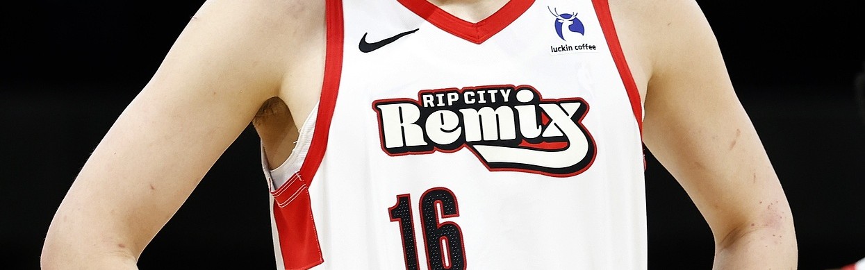 开云娱乐-拓媒：杨瀚森在G联盟是进攻核心但在NBA不是 这限制了他的发挥