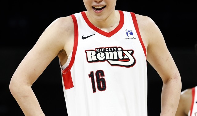 开云娱乐-拓媒：杨瀚森在G联盟是进攻核心但在NBA不是 这限制了他的发挥